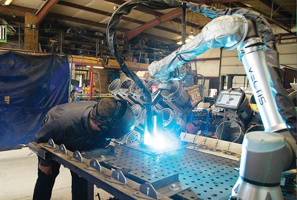 Universal-Robots-vectis-15-human-gets-up-close-while-the-cobot-is-welding.jpg